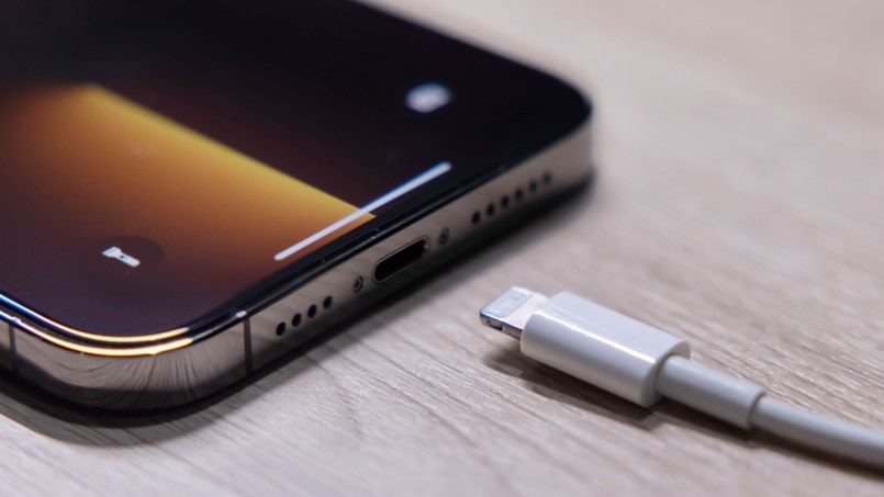 بررسی 5 روش برای رفع علت شارژ نشدن آیفون اپل فا